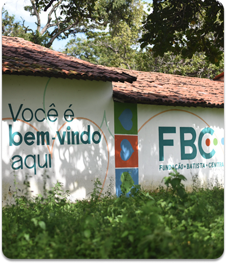 Jovens sorrindo, representando a Fundação